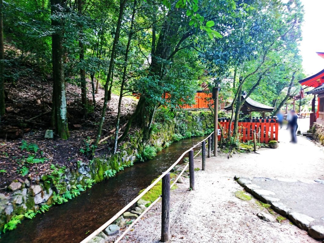 上賀茂神社の境内を流れる小川
