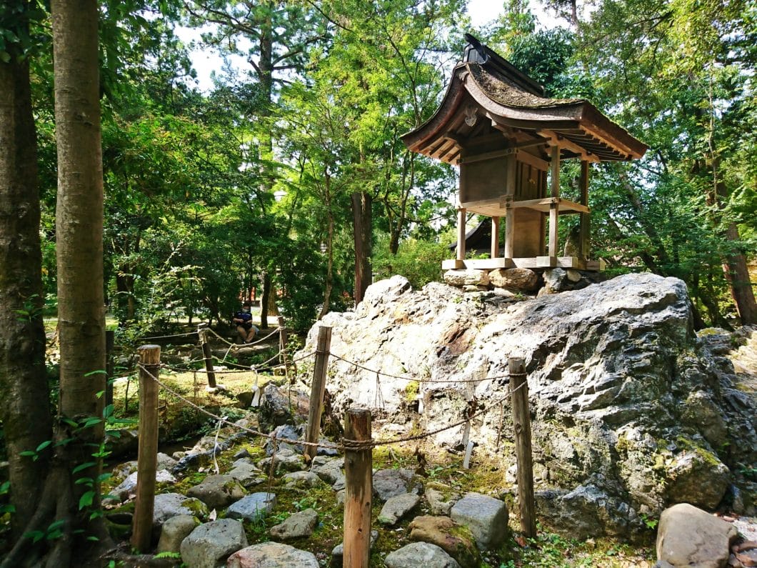 上賀茂神社の境内を流れる小川の側にある岩本社