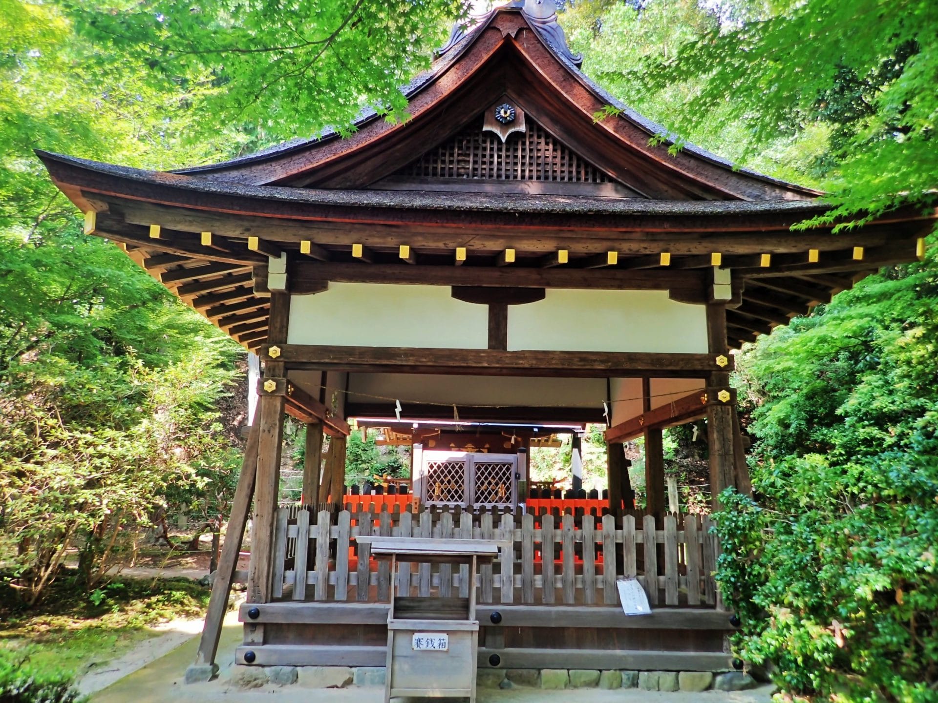 上賀茂神社の境内にある渉渓園の山口社遥拝殿