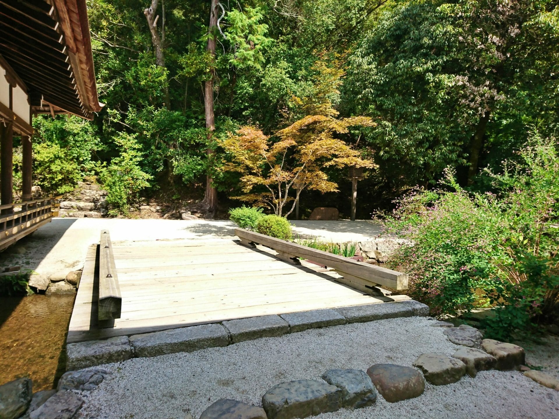 上賀茂神社の橋殿の横にある橋