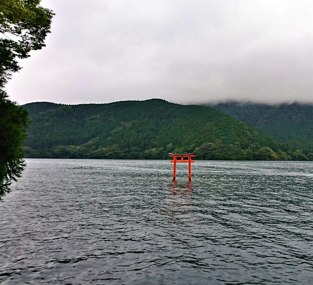 芦ノ湖湖上にある九頭龍神社の鳥居